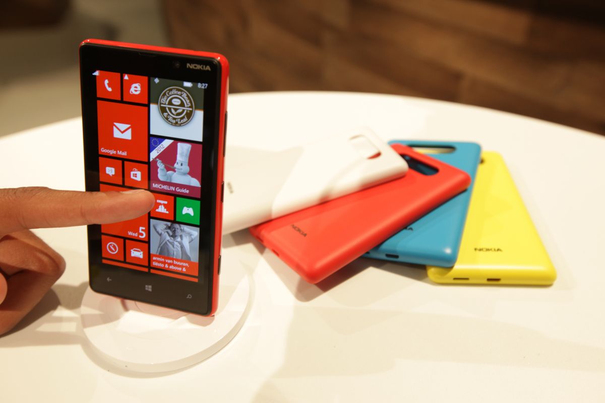 1200-nokia-lumia-820.jpg