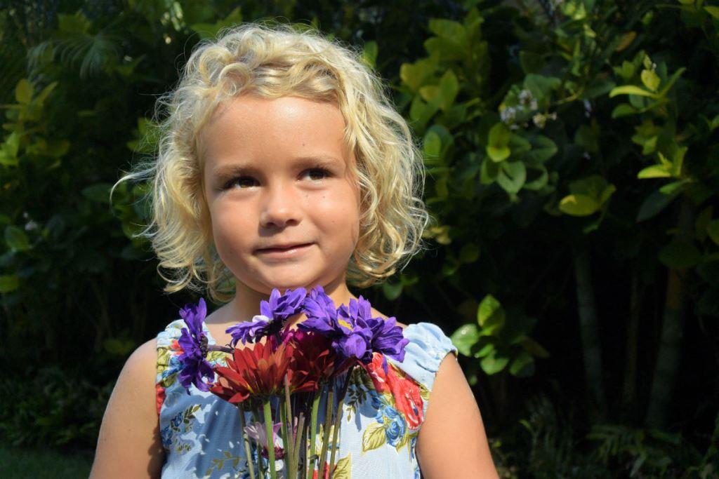 nikon-1-j4-young-girl-holding-flowers-2.jpg