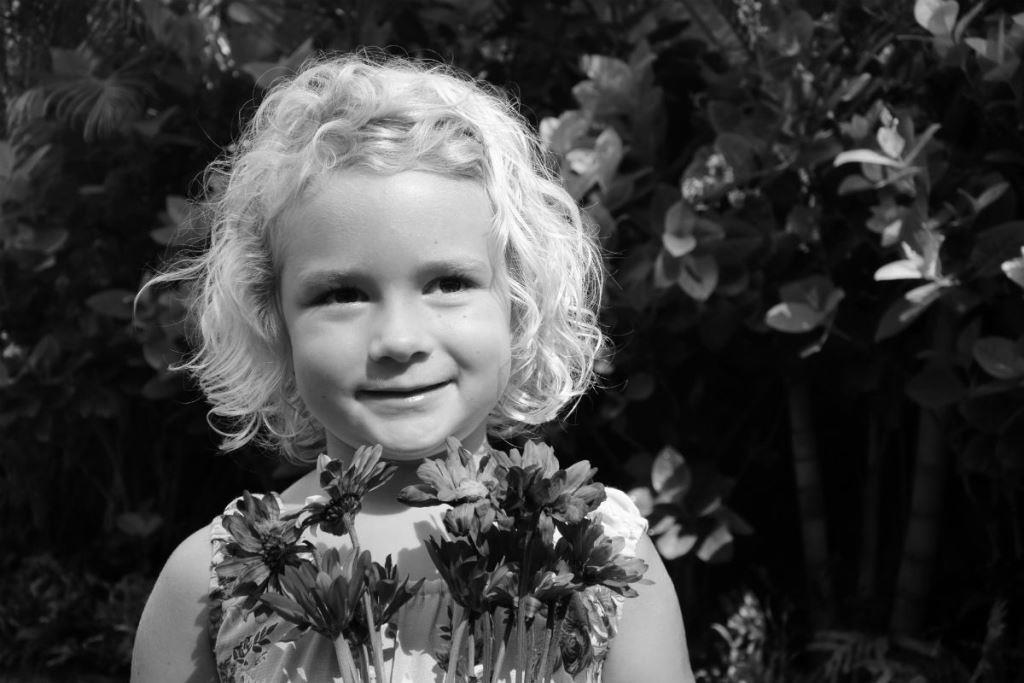 nikon-1-j4-young-girl-holding-flowers-black-white.jpg