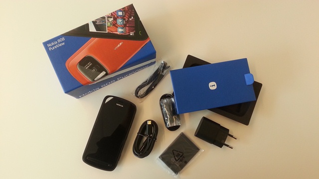 nokia-808-pureview-first-unboxing-photos4.jpg